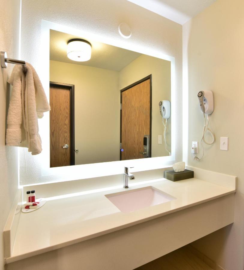 Days Inn By Wyndham Springville Bagian luar foto