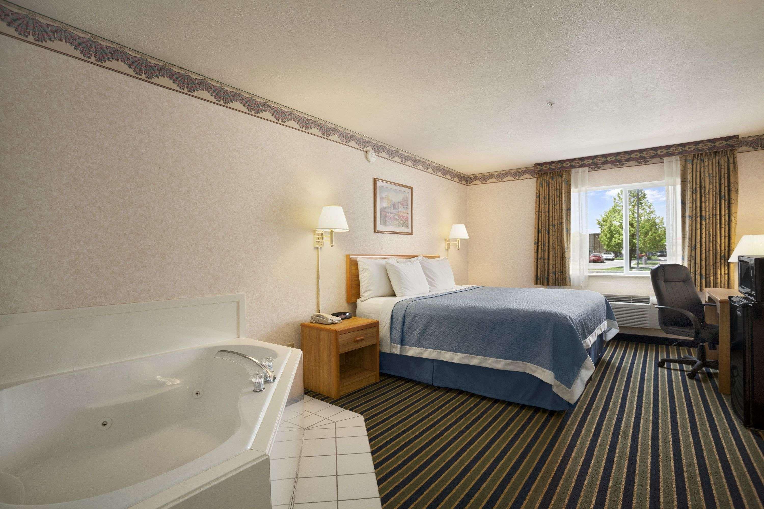 Days Inn By Wyndham Springville Bagian luar foto