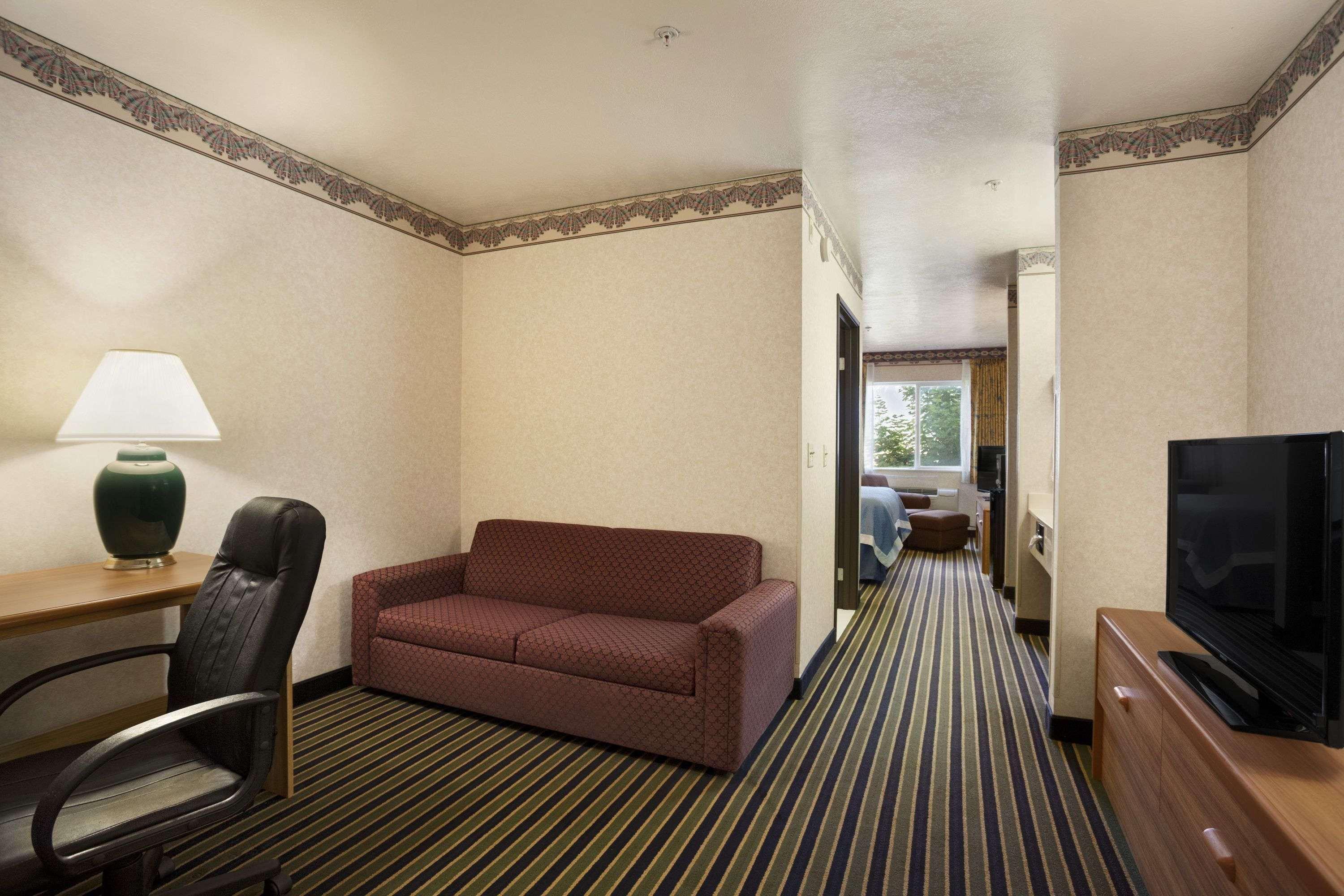 Days Inn By Wyndham Springville Bagian luar foto