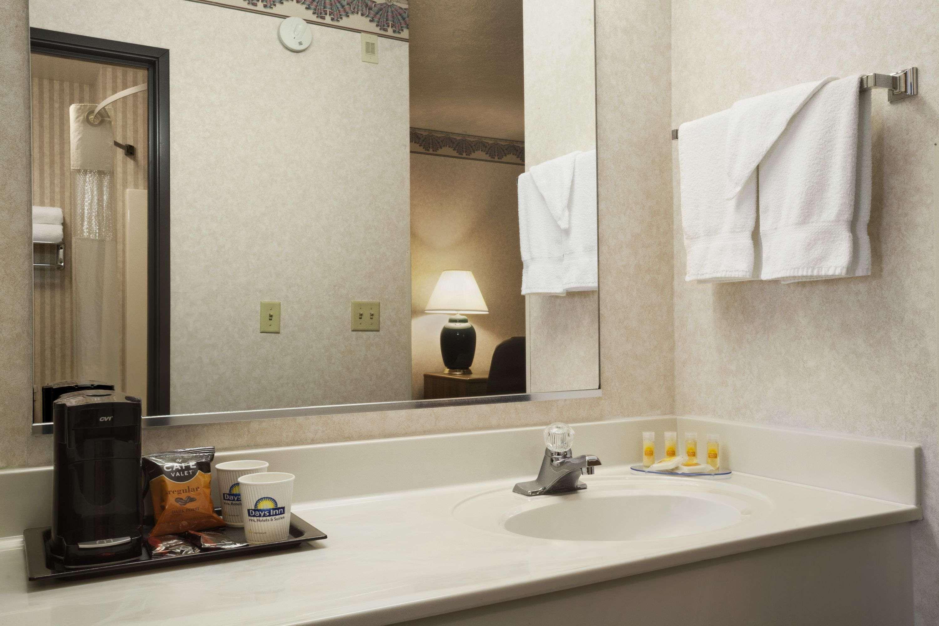 Days Inn By Wyndham Springville Bagian luar foto