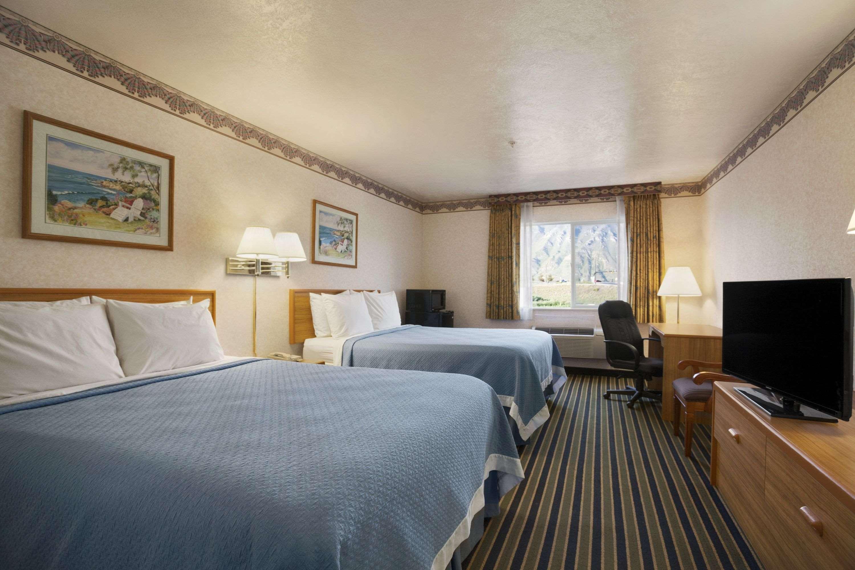 Days Inn By Wyndham Springville Bagian luar foto