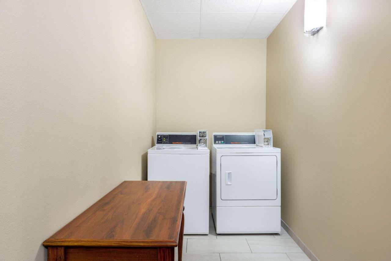 Days Inn By Wyndham Springville Bagian luar foto