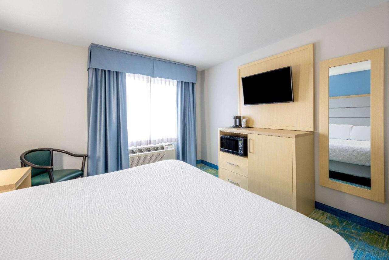 Days Inn By Wyndham Springville Bagian luar foto
