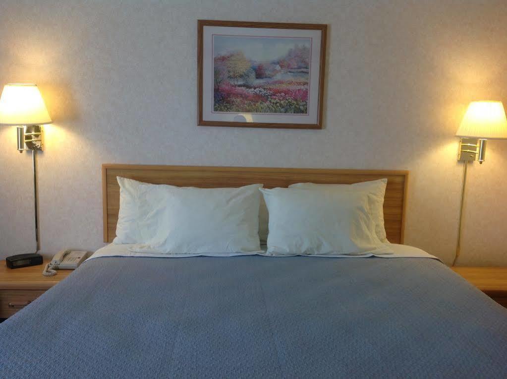 Days Inn By Wyndham Springville Bagian luar foto
